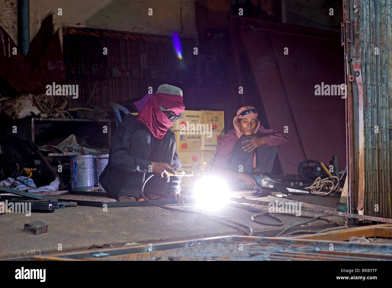 Produzione di recinzioni in un workshop di metallo, Phnom Penh Cambogia Foto Stock