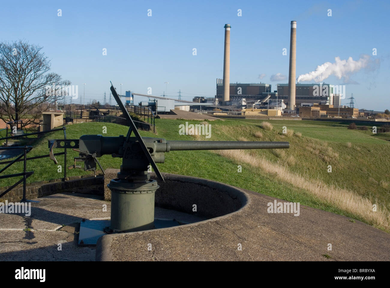 La Seconda Guerra Mondiale la pistola con stazione di alimentazione dietro a Tilbury Fort, utilizzato dal xvi al xx secolo, Tilbury, Essex, Inghilterra, Regno Unito Foto Stock