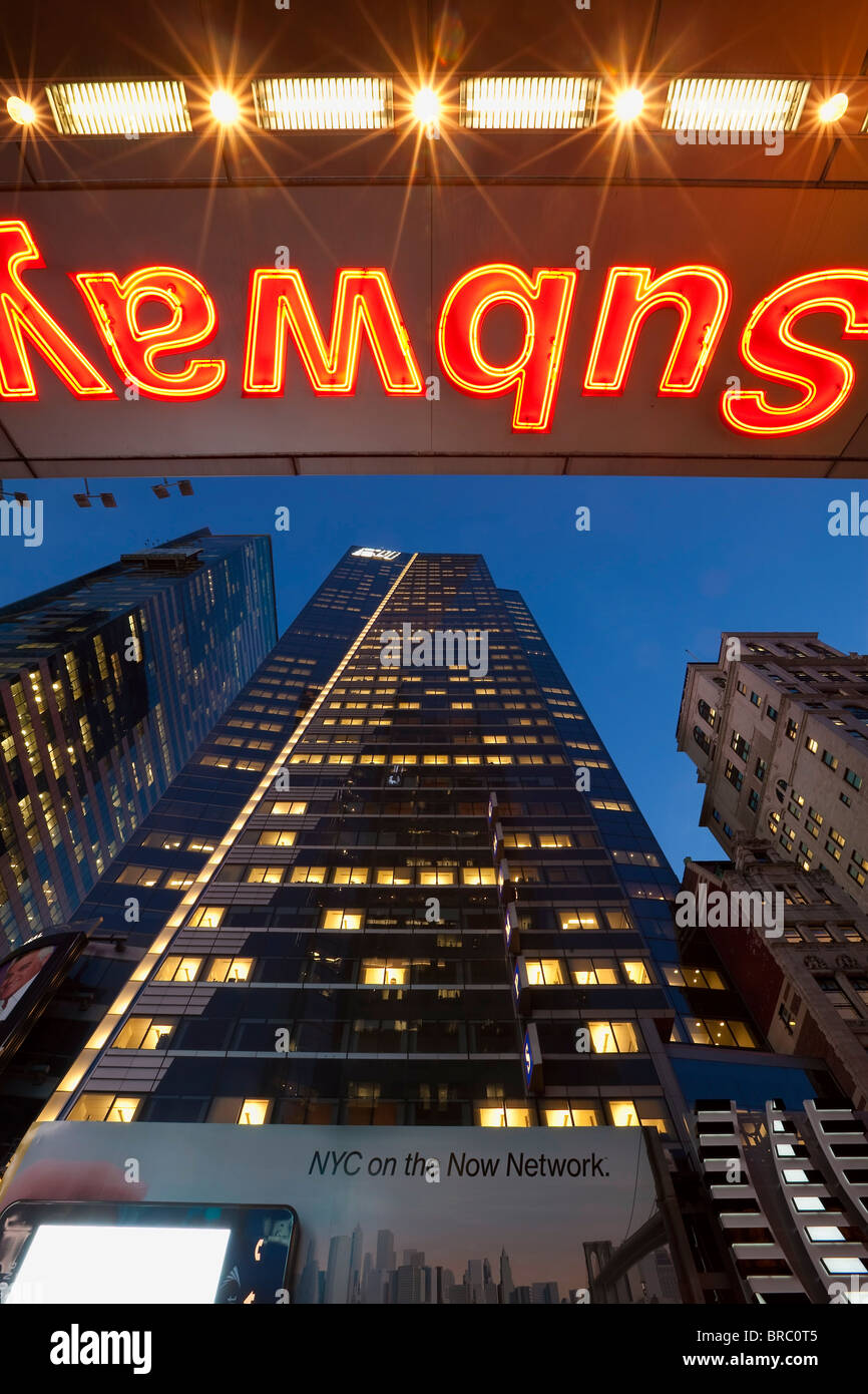 Le luci al neon di 42nd Street, Times Square Manhattan, New York, New York, Stati Uniti d'America Foto Stock