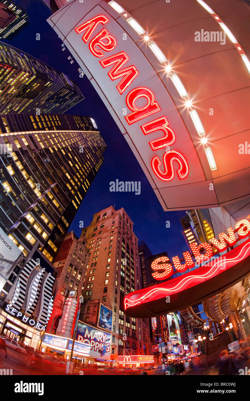 Le luci al neon di 42nd Street, Times Square Manhattan, New York, New York, Stati Uniti d'America Foto Stock