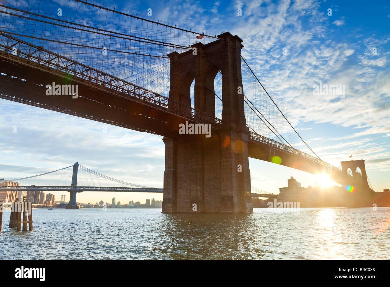 Il Brooklyn e Manhattan ponti che attraversano il fiume est, la città di New York, New York, Stati Uniti d'America Foto Stock