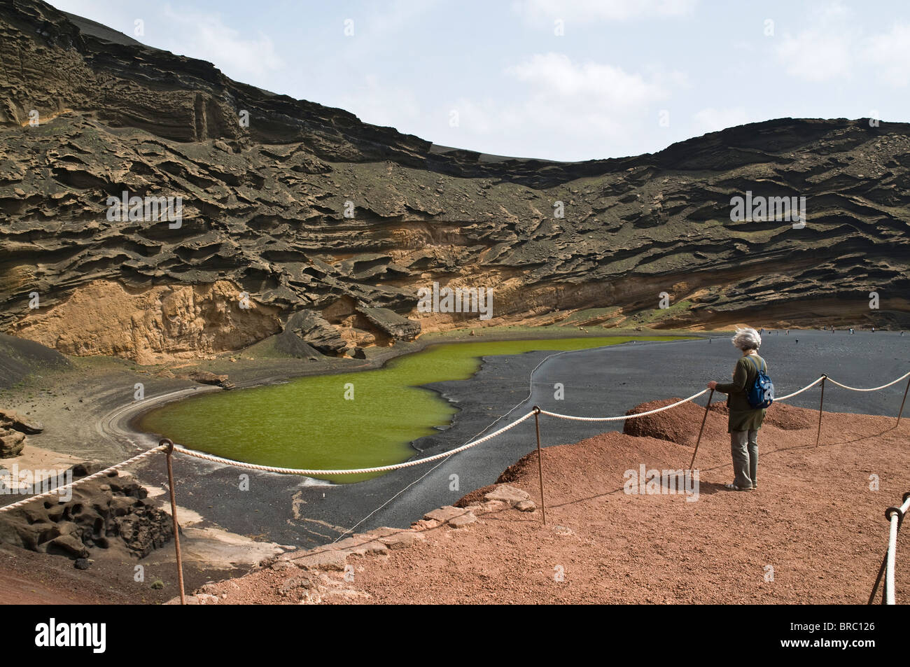 Dh verde laguna EL GOLFO LANZAROTE Tourist affacciato sulla laguna verde e lava vulcanica scogliere Foto Stock