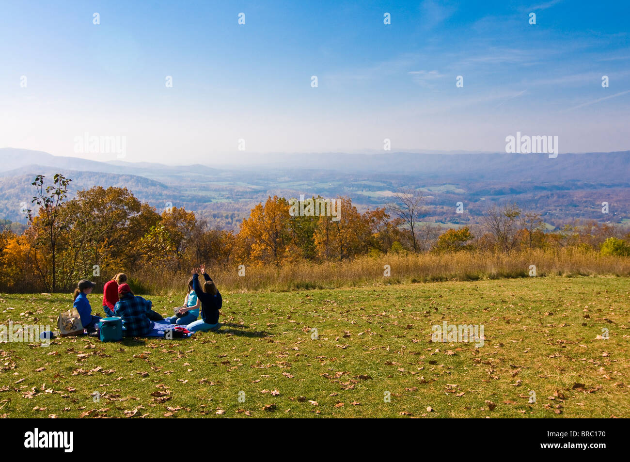 I turisti avente un picnic, Parco Nazionale di Shenandoah, Virginia, Stati Uniti d'America Foto Stock