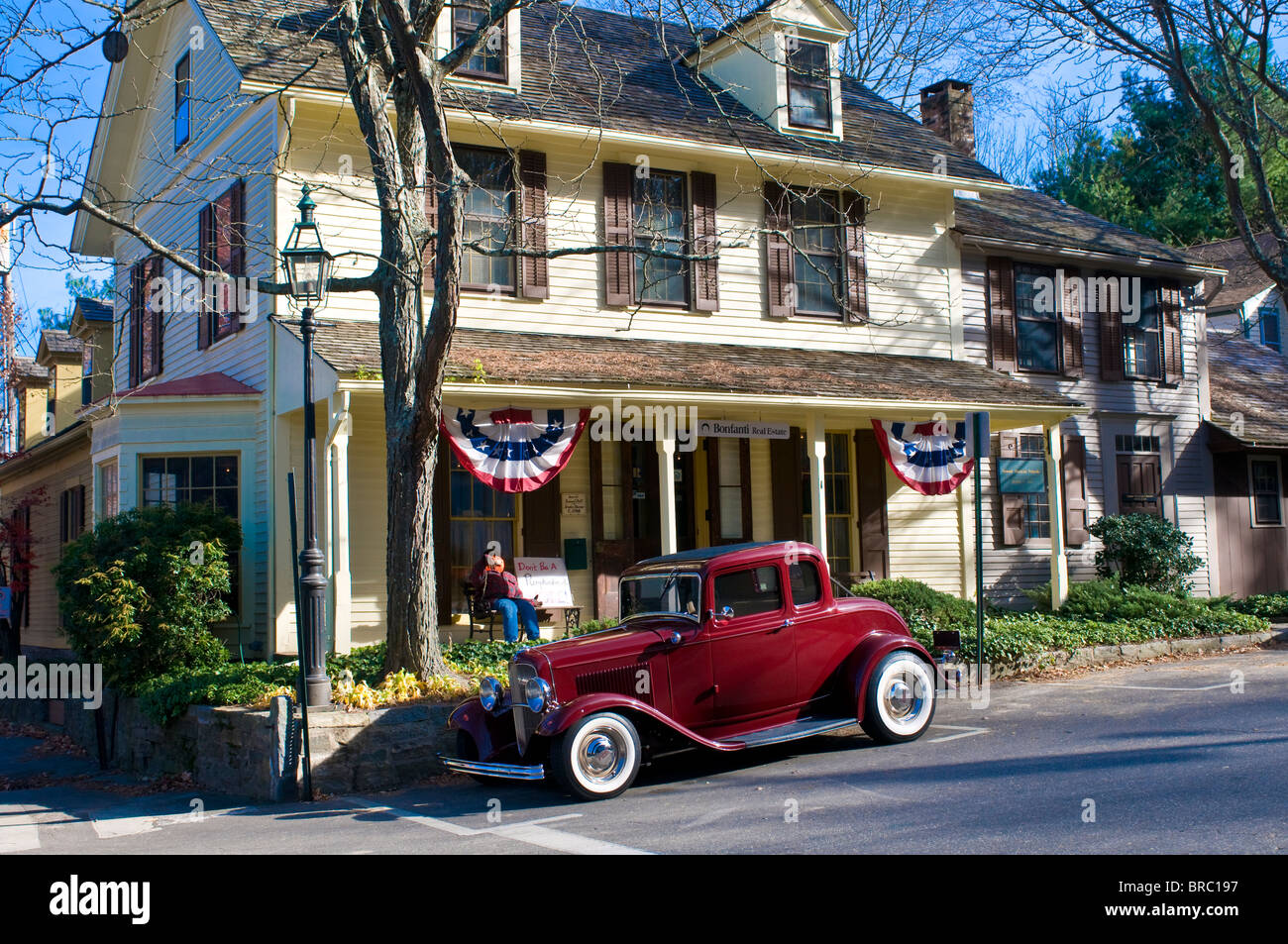 Oldtimer parcheggio di fronte a una vecchia casa di Chester, Connecticut, New England, STATI UNITI D'AMERICA Foto Stock