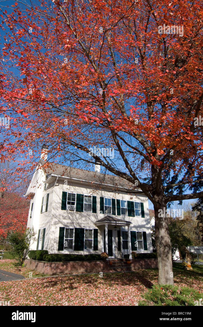 Vecchia casa in red folige, estate indiana, Chester, Connecticut, New England, STATI UNITI D'AMERICA Foto Stock