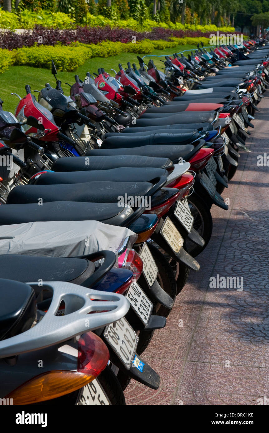 Motobikes in una lunga fila, Ho Chi Minh (Saigon), Vietnam, Indocina Foto Stock