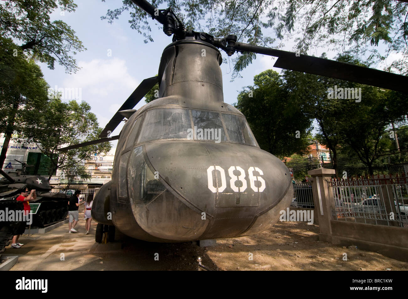 Elicottero gigante presso il Museo dei Resti della Guerra, Città di Ho Chi Minh (Saigon), Vietnam, Indocina Foto Stock