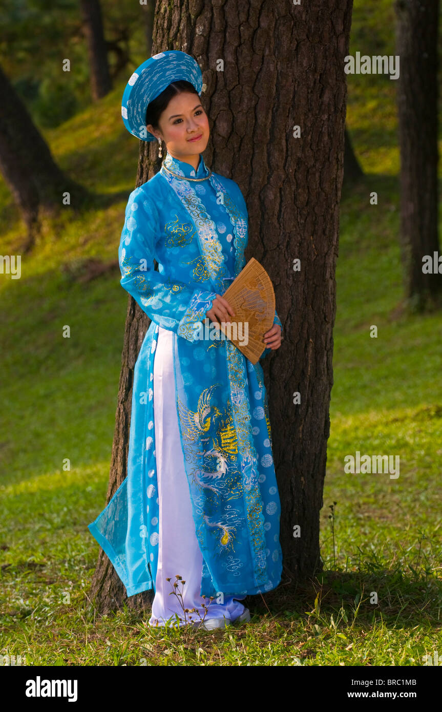 Sposa vestito in abiti tradizionali di posa per la fotocamera, la tonalità, il Vietnam, Indocina Foto Stock