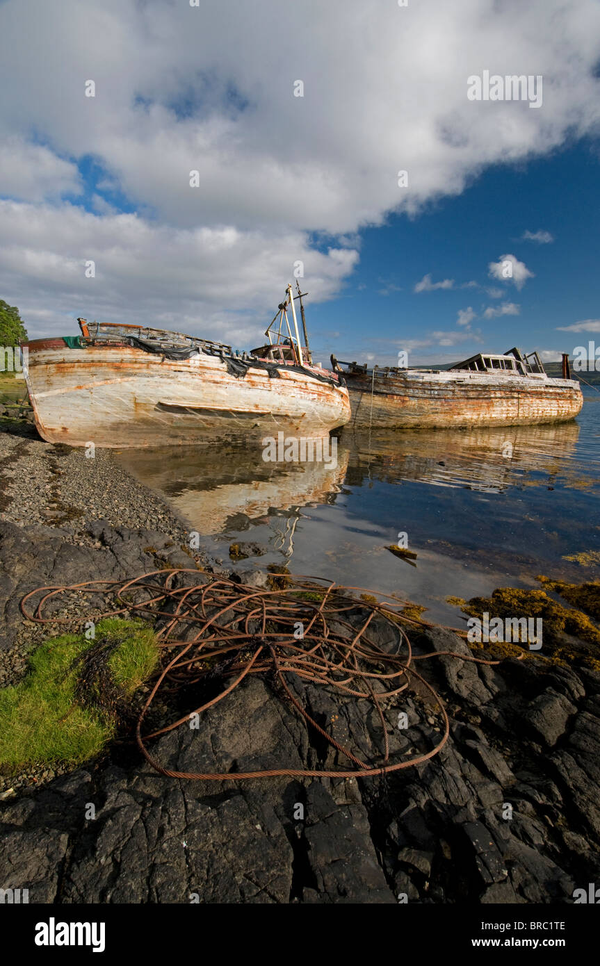 Vecchie barche ultimo luogo di riposo a Salen Bay sull'Isola di Mull, Ebridi Interne, Scozia. SCO 6703 Foto Stock