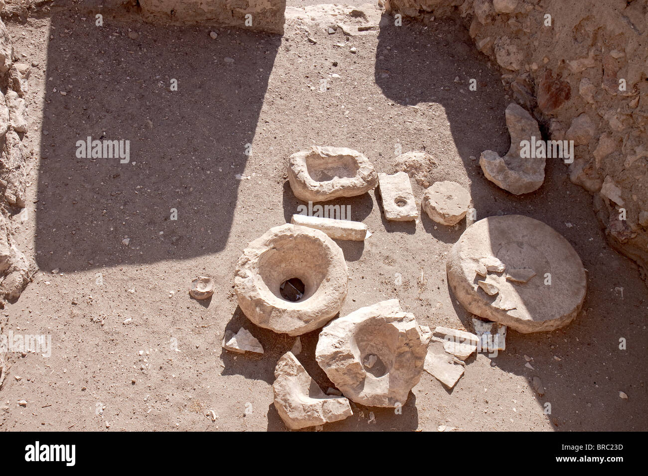 Egitto Deir al-Medinah antichi resti di ceramiche Foto Stock