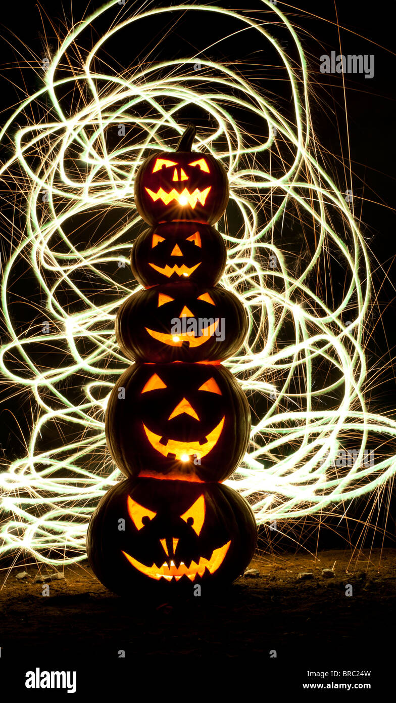 Zucche di Halloween, Jack o lanterne, volti e fuochi d'artificio Foto Stock