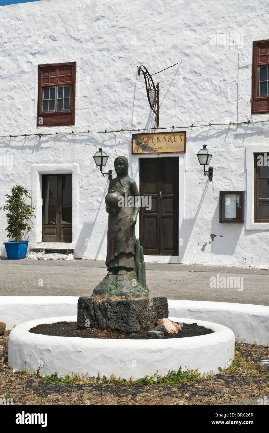 Dh TEGUISE LANZAROTE Statua in Plaza del 18 de Julio edificio dipinto di bianco Foto Stock