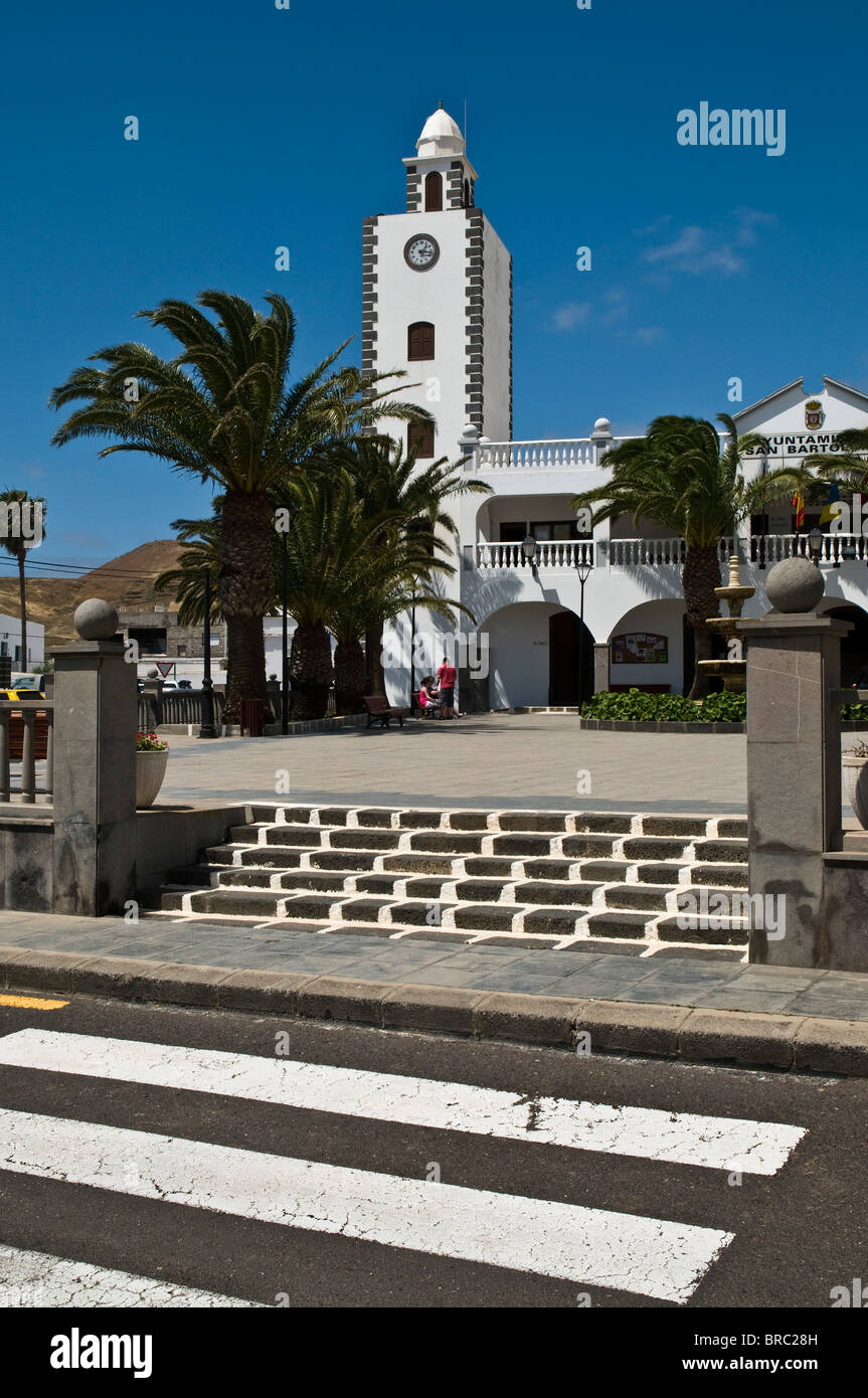 dh SAN BARTOLOME LANZAROTE Torre dell'Orologio edificio bianco e villaggio piazza della città Foto Stock