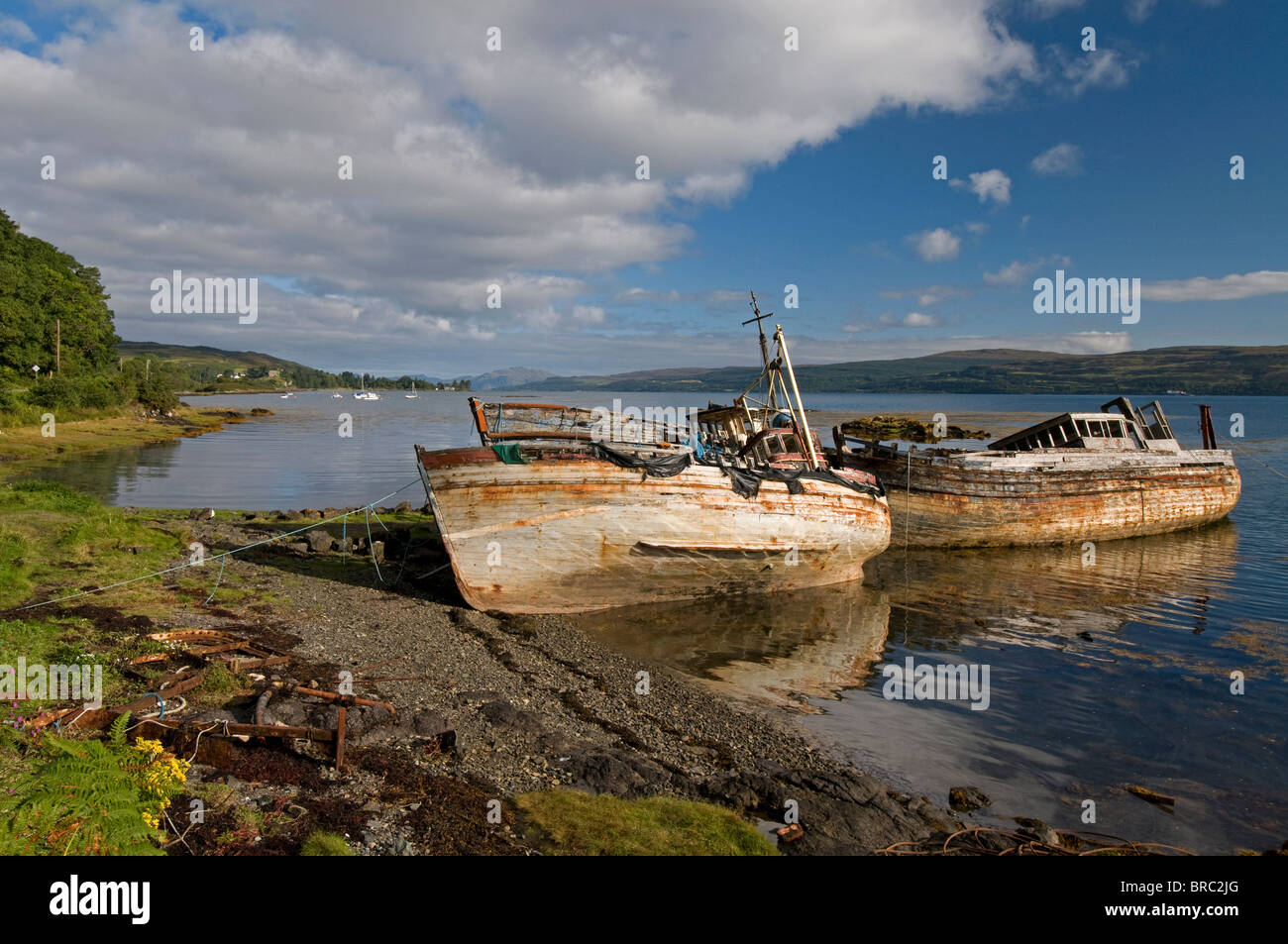 Vecchie barche ultimo luogo di riposo a Salen Bay sull'Isola di Mull, Ebridi Interne, Scozia. SCO 6701 Foto Stock