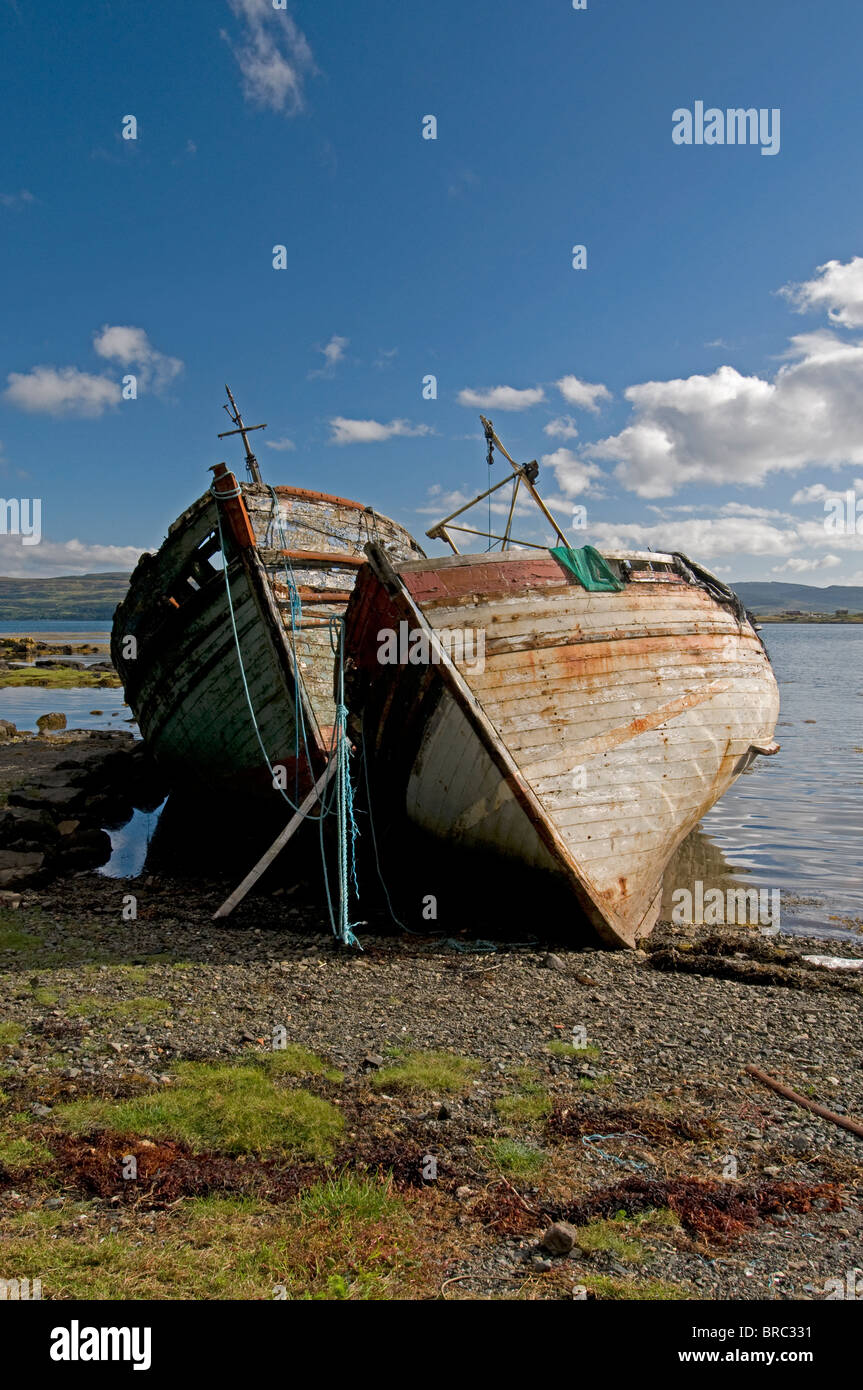Vecchie barche ultimo luogo di riposo a Salen Bay sull'Isola di Mull, Ebridi Interne, Scozia. SCO 6704 Foto Stock