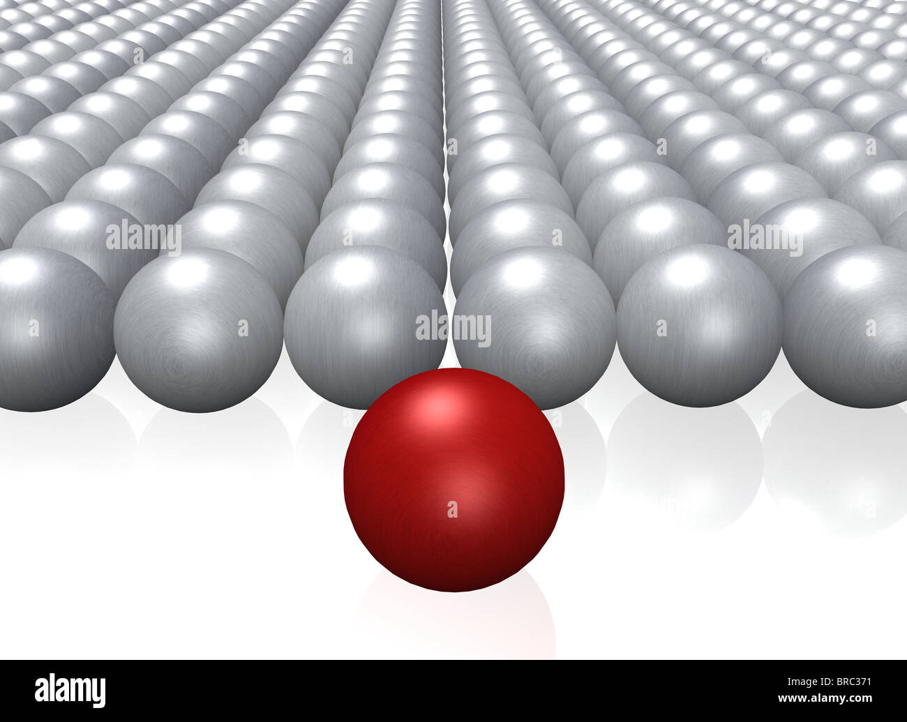 Una singola sfera rossa tra una folla di sfere grigio. Foto Stock