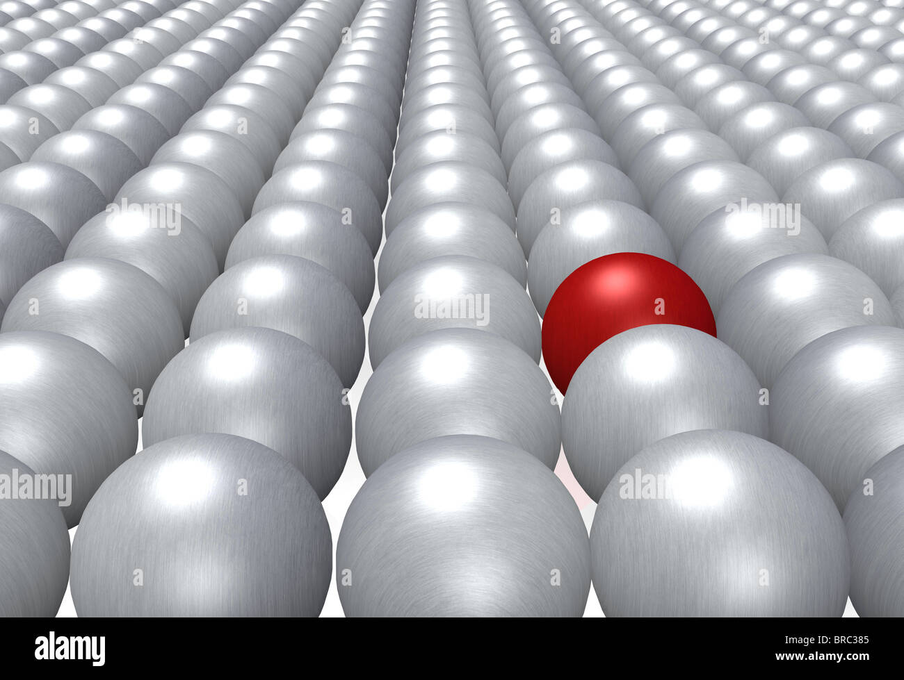 Una singola sfera rossa completamente integrato in una folla di sfere grigio. Foto Stock