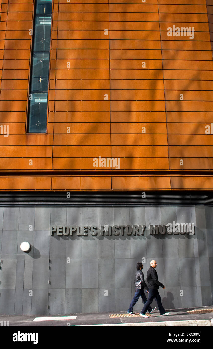 Persone di Storia Museo, Left Bank, Spinningfields, Manchester, Inghilterra, Regno Unito Foto Stock