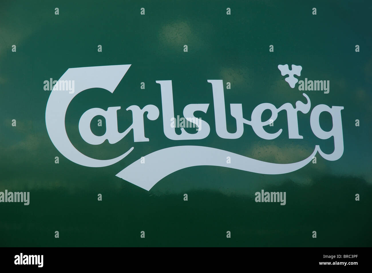 La Carlsberg logo sul retro di una petroliera, Northampton, England, Regno Unito Foto Stock