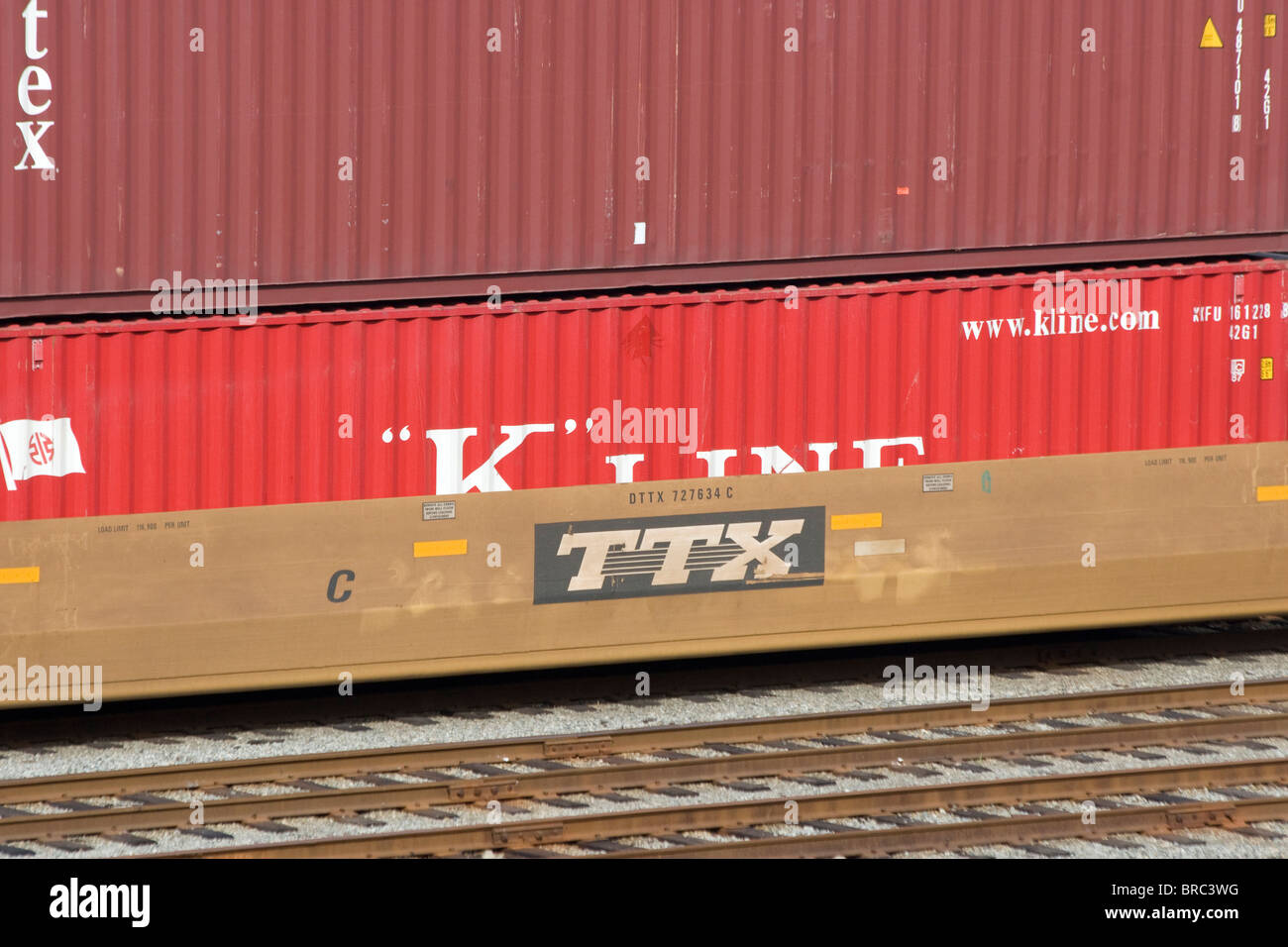 Contenitori su TTX nolo auto nel cantiere ferroviario nel centro cittadino di Vancouver BC Canada Foto Stock