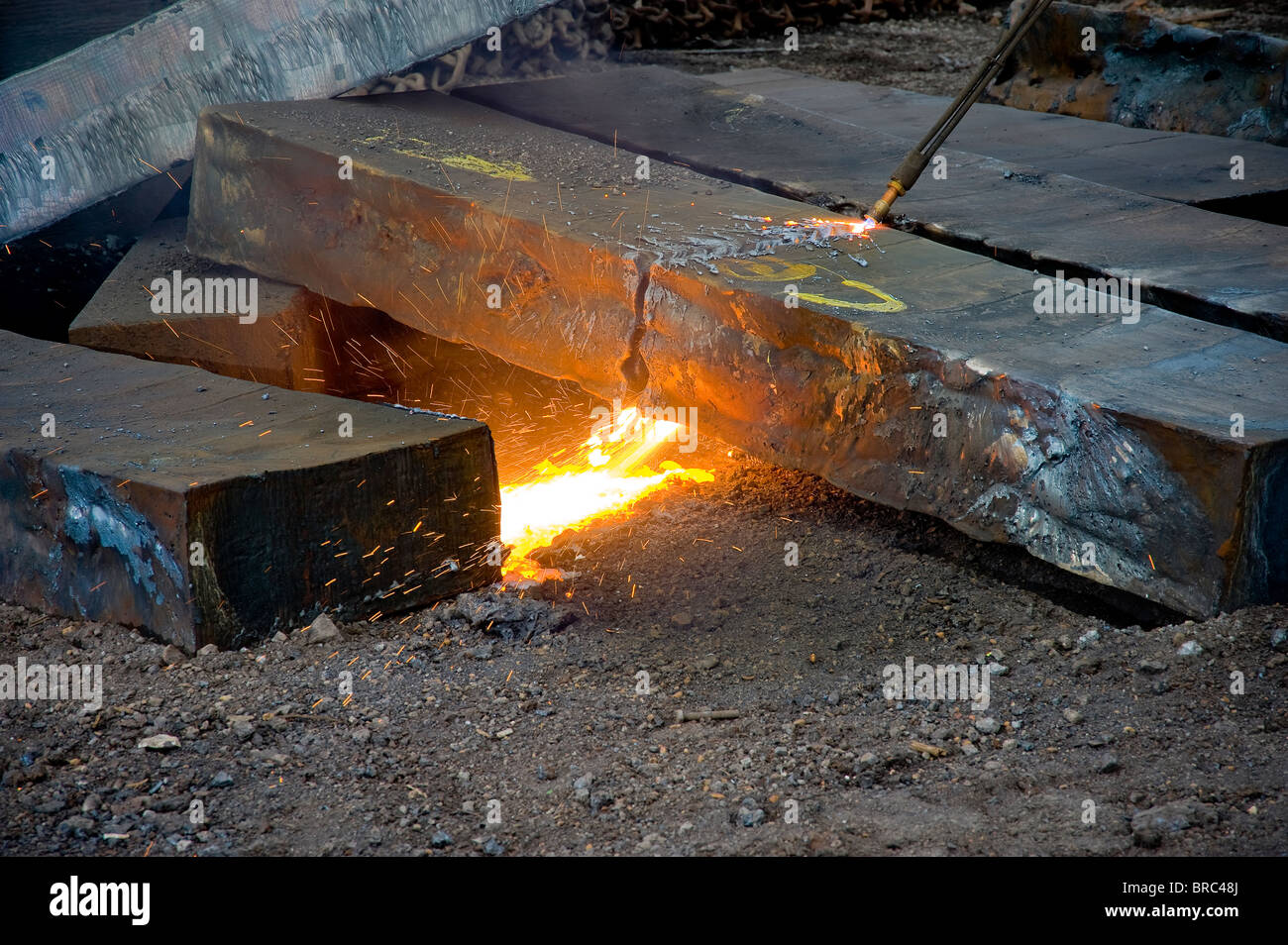 Ossigeno acetilene cannello da taglio per affettare attraverso acciaio per riciclaggio di acciaio, Philadelphia, Stati Uniti d'America Foto Stock