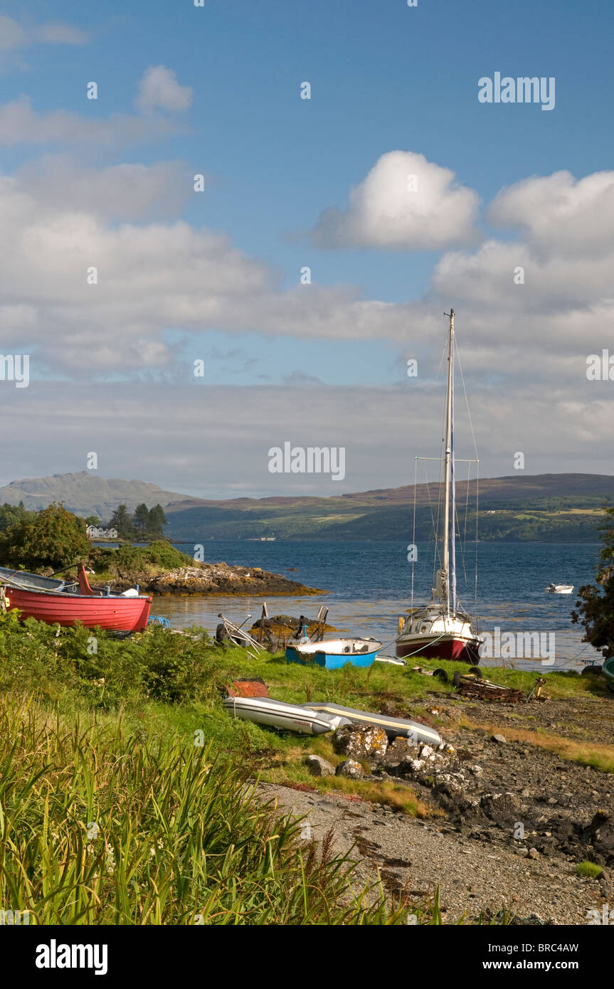 Locali di barche da pesca e da diporto trainato a riva di Salen Bay Isle of Mull, Ebridi Interne Argyll and Bute, Scozia. SCO 6707 Foto Stock