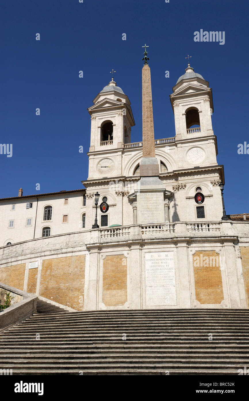 La Scalinata di piazza di Spagna e la chiesa di Trinità dei Monti Roma Italia Foto Stock