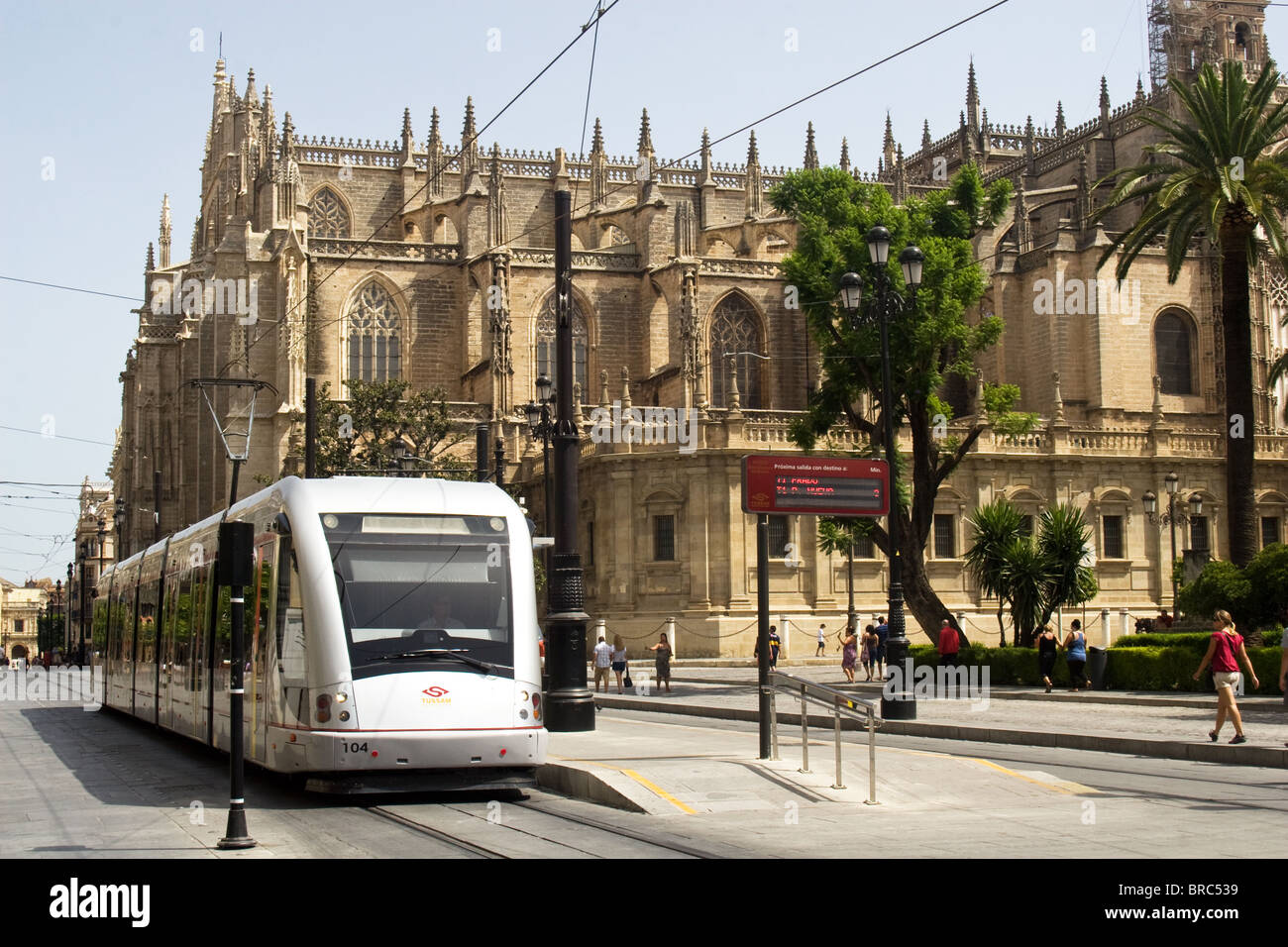 Metro fermata del tram alla fermata di fronte Cattedrale, Avenida de la Constitucion, centro città, Siviglia, in Andalusia, Spagna. Foto Stock