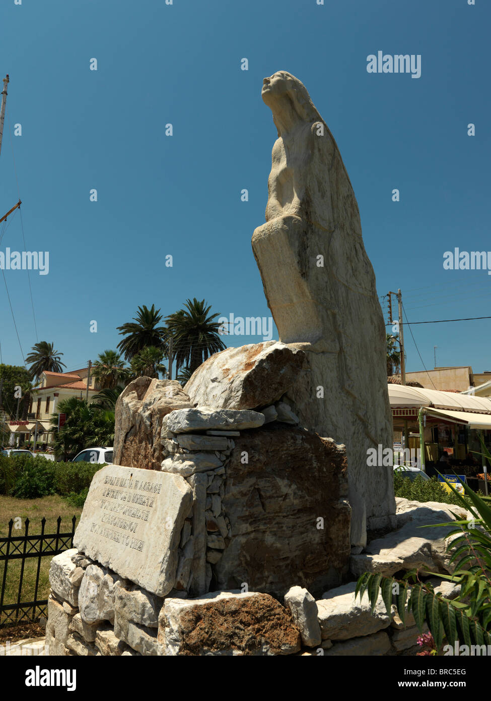 Lavrio Attica Grecia statua rappresenta le donne e i bambini per guardare fuori in attesa per i loro uomini di tornare a casa Foto Stock