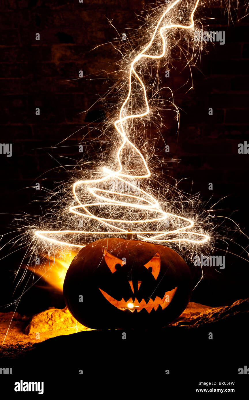 Zucca di Halloween, Jack o lanterna, fuoco volto e fuochi d'artificio Foto Stock