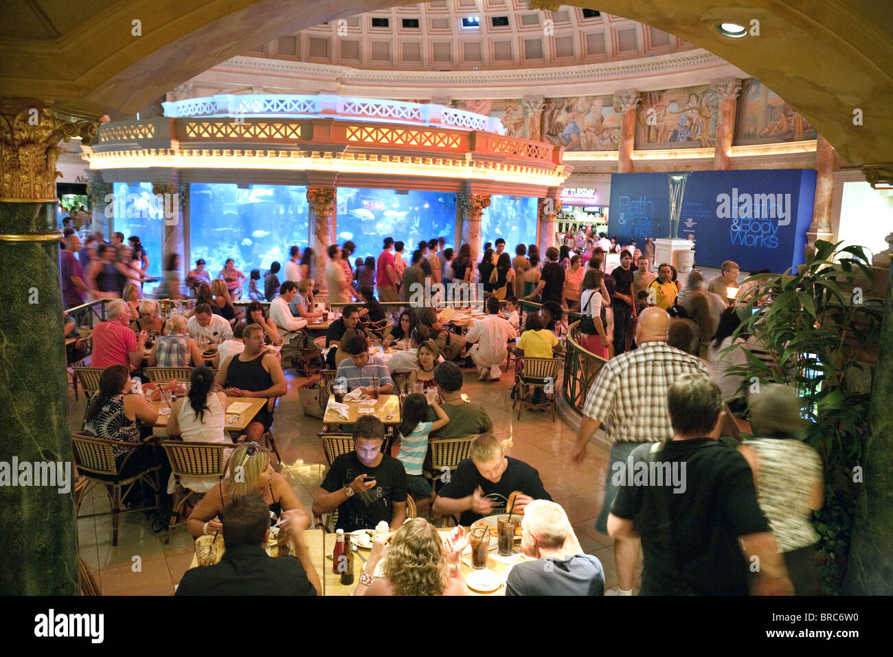 Una vista del ristorante interno Cheesecake Factory, i negozi Forum, Caesars Palace Hotel, Las Vegas USA Foto Stock