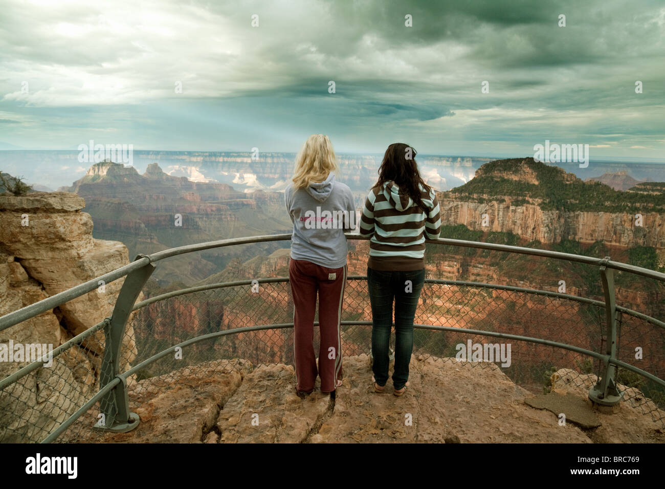 Due ragazze adolescenti che guarda al Grand Canyon dal North Rim, Arizona, Stati Uniti d'America Foto Stock