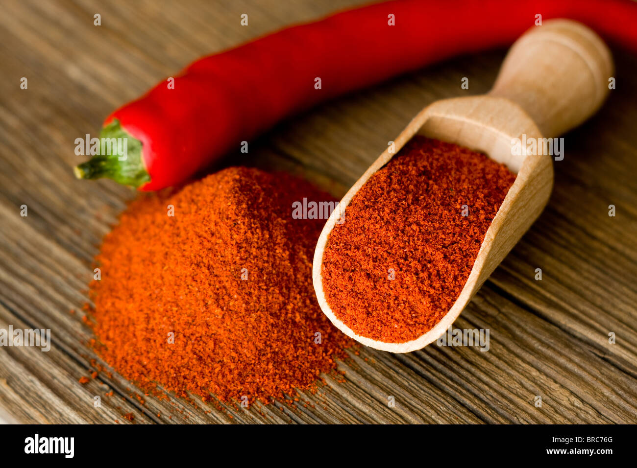 Red Hot paprika in polvere sul cucchiaio di legno Foto Stock