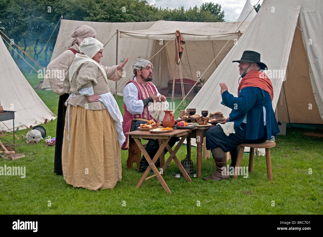 Discussioni ufficiali nel corso del pranzo, Festa Medievale, Lanark, Lanarkshire, Scozia, Regno Unito, Europa occidentale. Foto Stock