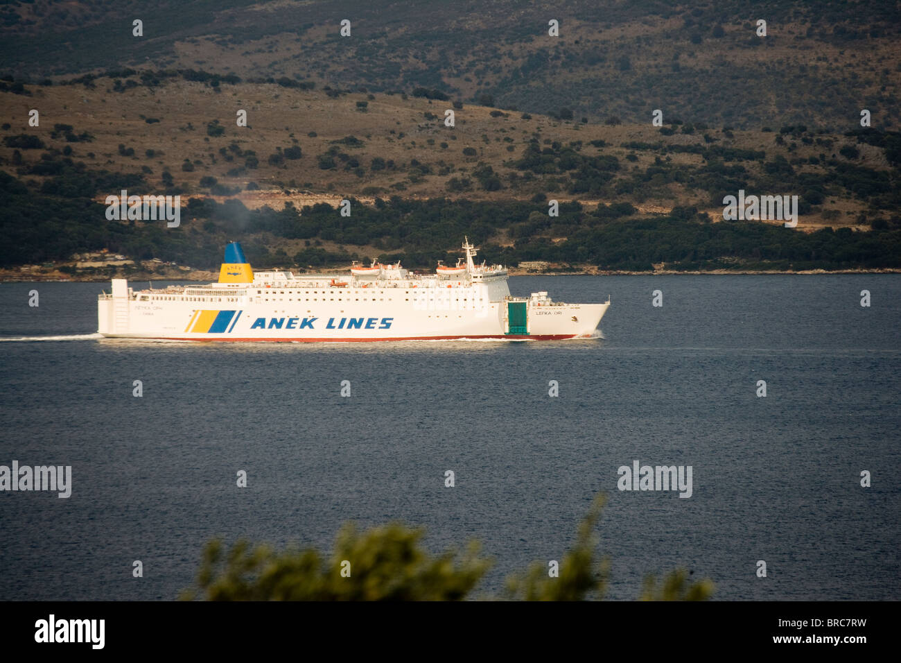 Traghetto greco nel Mare Egeo, al largo della costa di Corfù. 07.08.2009. L'Albania può essere visto in background. Foto Stock