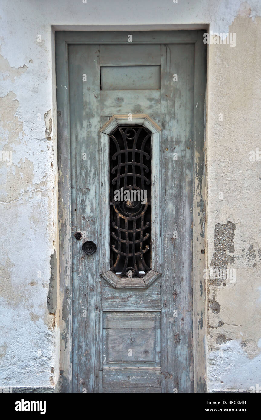 Weathered casa abbandonati porta di legno. Vintage lamiera pattern. Foto Stock