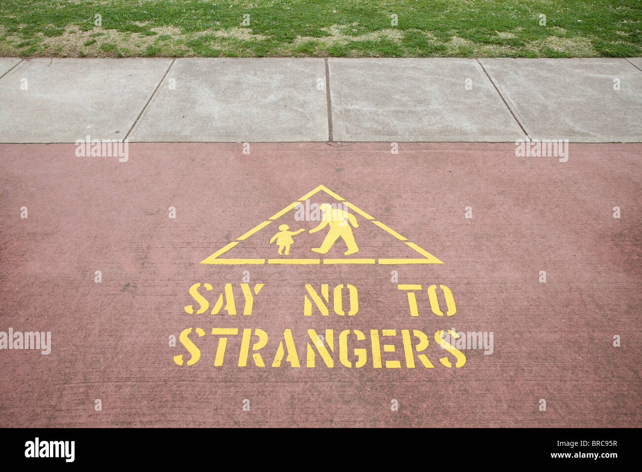 'Say No agli estranei' segno su un marciapiede al di fuori di una scuola, NSW, Australia Foto Stock