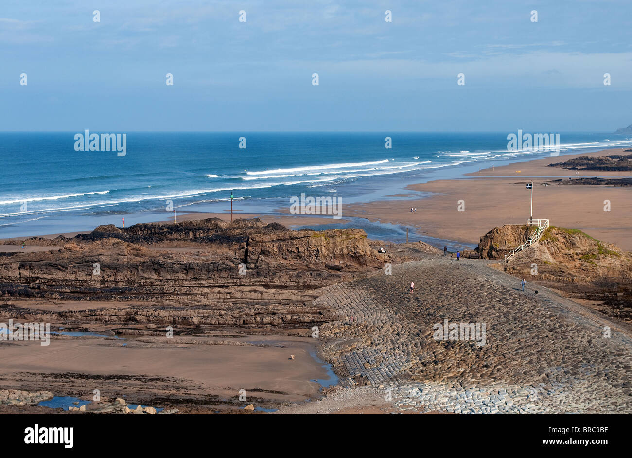 Il frangiflutti a Summerleaze Beach, Bude, Cornwall, Regno Unito Foto Stock