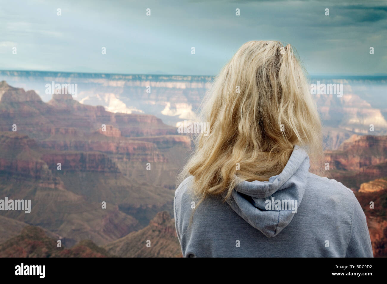 La bionda ragazza adolescente guardando fuori al Grand Canyon dal North Rim, Arizona, Stati Uniti d'America Foto Stock