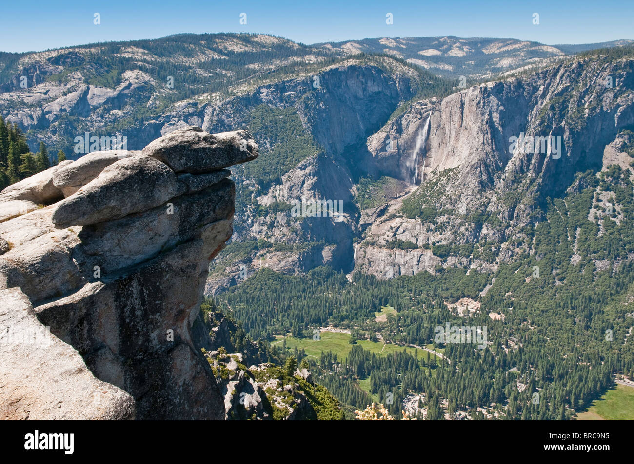 Roccia a strapiombo visto dal punto ghiacciaio, Yosemite National Park, California, Stati Uniti d'America Foto Stock