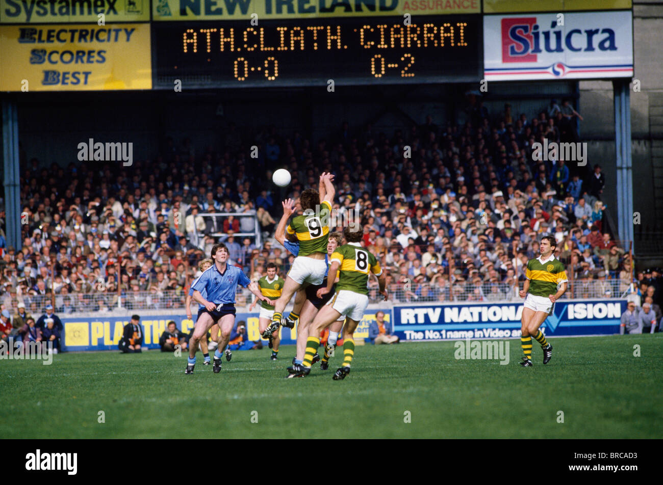 Gioco del calcio in corso Foto Stock