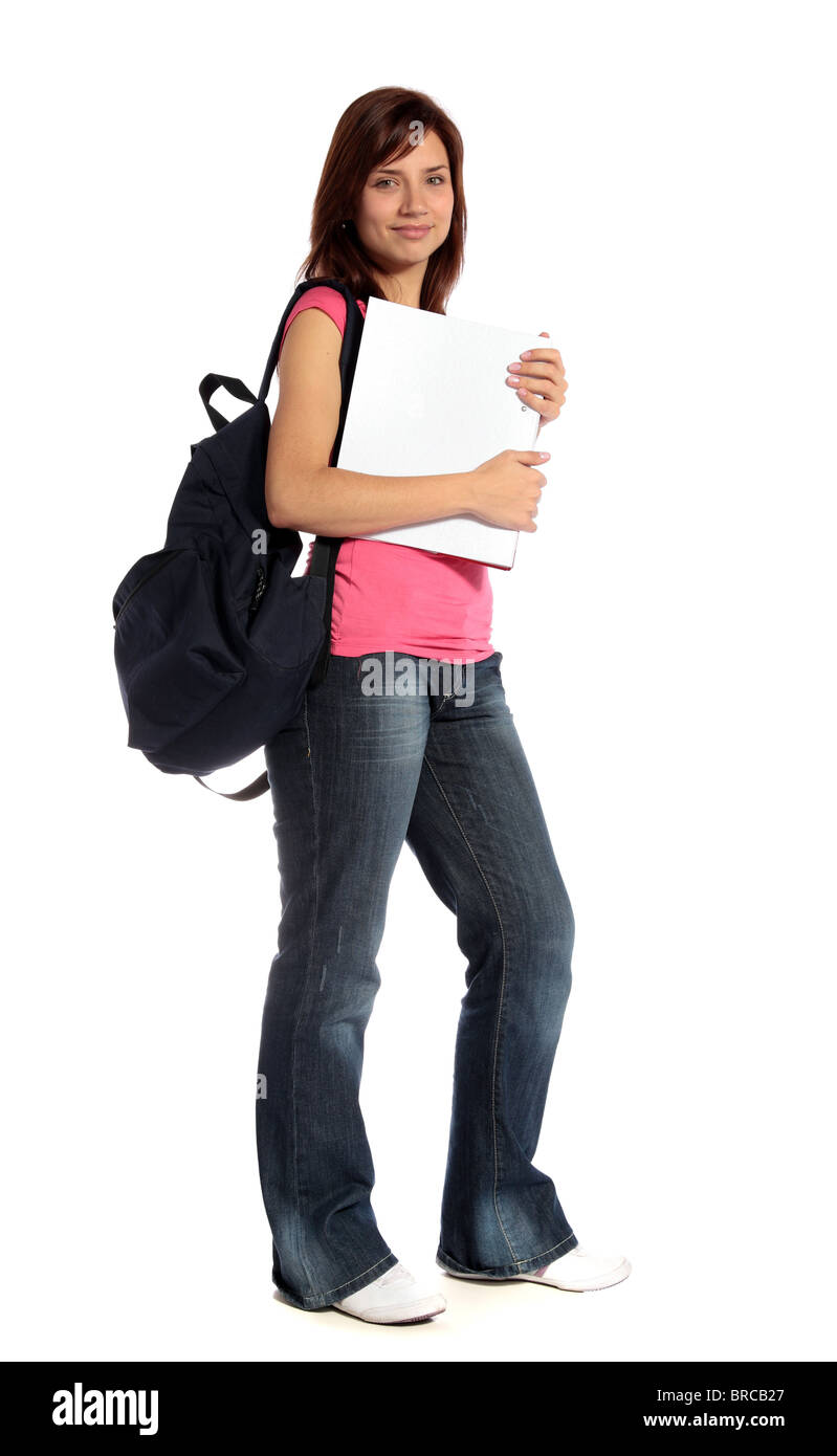 Un attraente studentessa in piedi di fronte ad un semplice sfondo bianco. Foto Stock