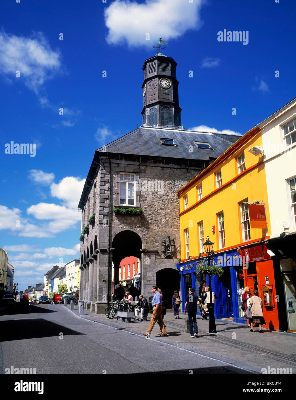 Kilkenny, Co Kilkenny, Irlanda; Il Tholsel e via rete Foto Stock