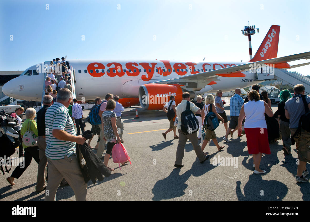 I passeggeri a bordo di un volo EasyJet aeroporto di Corfù. Foto Stock