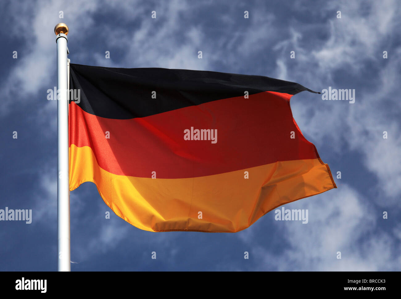Bandiera della Germania nella parte anteriore della luce cielo nuvoloso. Foto Stock