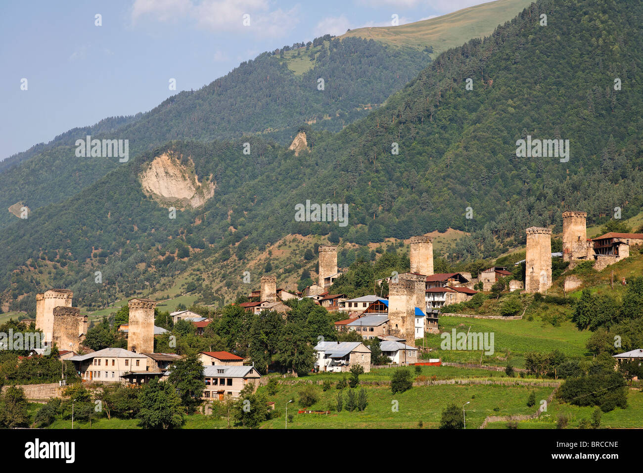 Difensiva torri in pietra, Mestia, Svaneti nel grande montagne del Caucaso, Georgia Foto Stock