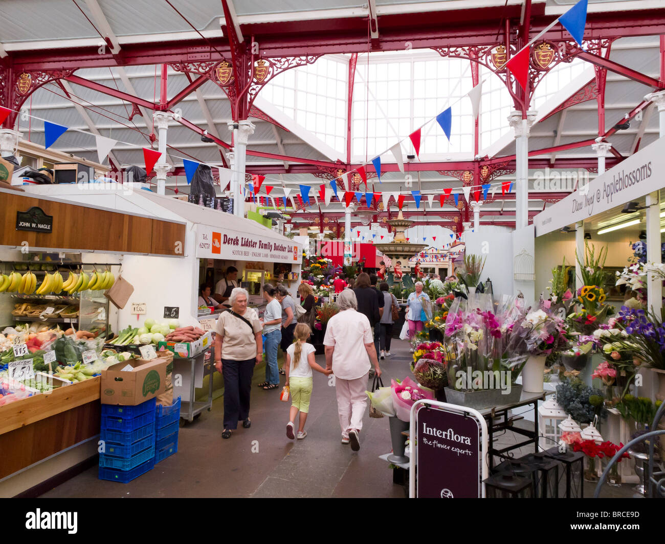 Vista generale dell'interno del mercato coperto nel centro di St Helier di Jersey Foto Stock