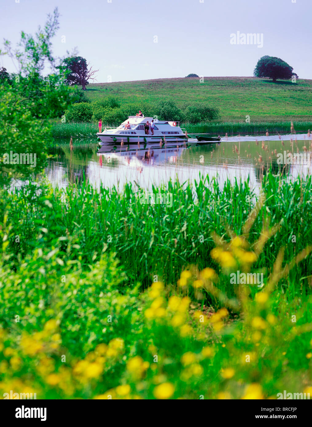 Parte superiore del Lough Erne, Co Fermanagh, Irlanda; Barca vicino castello Crom Foto Stock