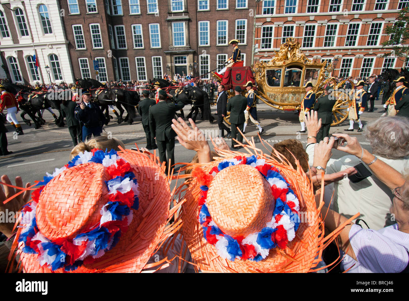 La Regina offre il suo discorso dal trono il Senato e la Camera dei rappresentanti processione Golden Coach (Prinsjesdag). Foto Stock