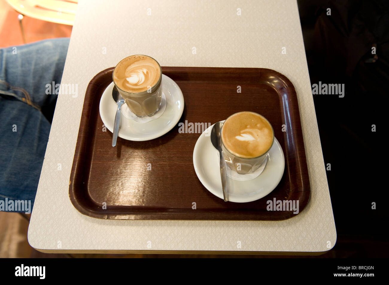 Due piatto bianco caffè su un vassoio Foto Stock